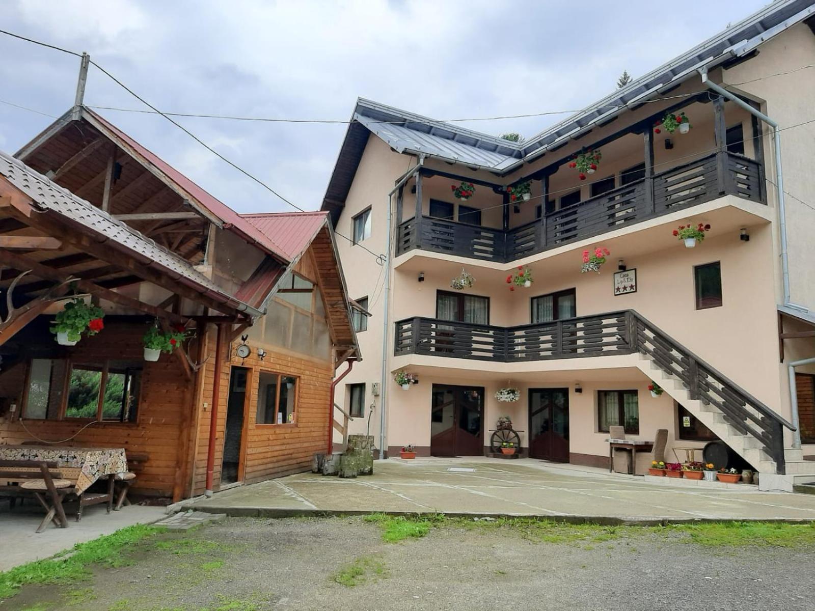 Lip Si Ely Hotel Dimbovicioara Exterior photo
